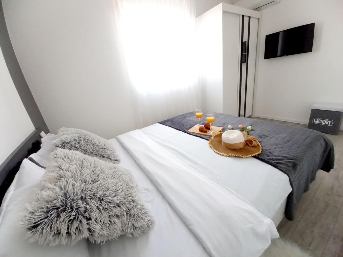 Villa Tia With Heated Pool & Jacuzzi Murvica  Buitenkant foto