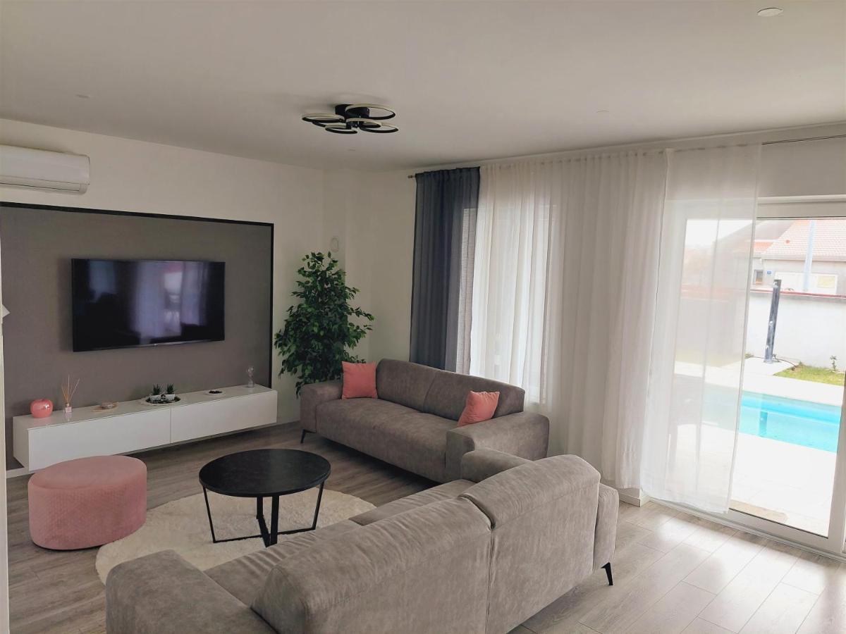 Villa Tia With Heated Pool & Jacuzzi Murvica  Buitenkant foto