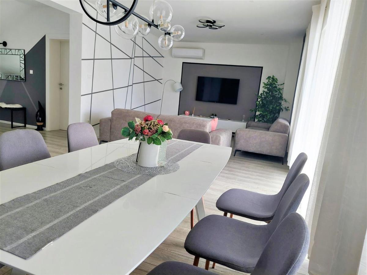 Villa Tia With Heated Pool & Jacuzzi Murvica  Buitenkant foto